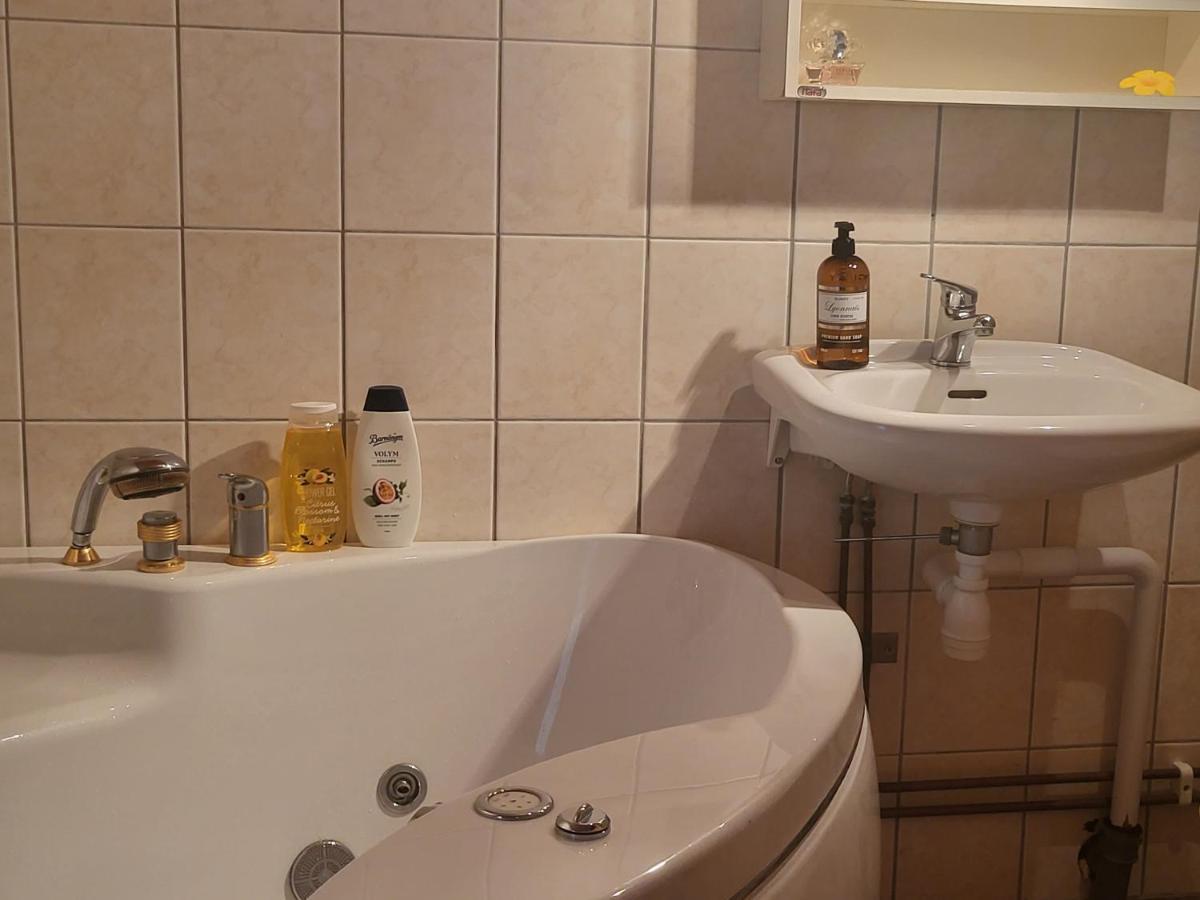 Minihus Med Stor Traedgardstomt Naera Golf Och Hav Trosa Exterior foto