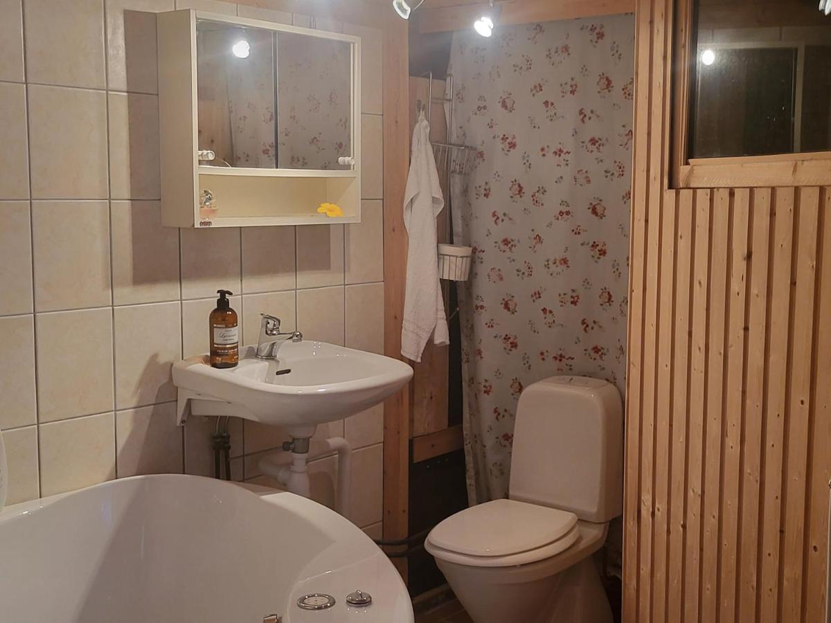 Minihus Med Stor Traedgardstomt Naera Golf Och Hav Trosa Exterior foto